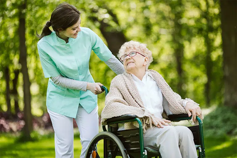 Atenció sociosanitària a persones dependents en institucions socials